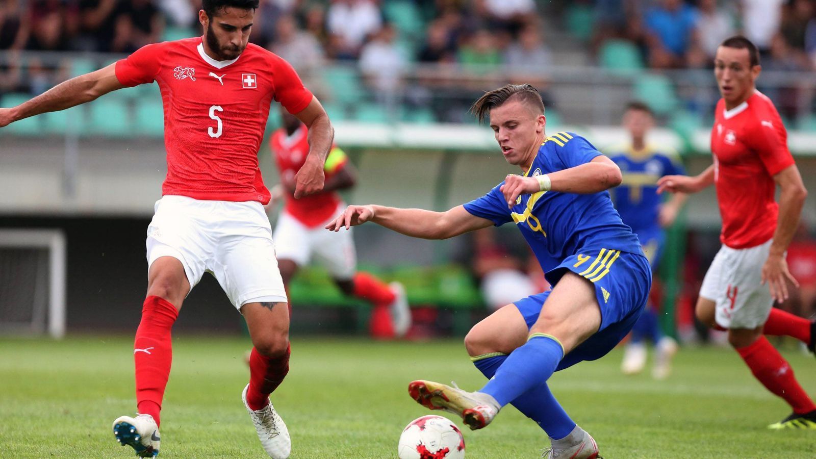 
                <strong>Ermedin Demirovic (Bosnien-Herzegowina)</strong><br>
                Mit Bosniens Stürmer Ermedin Demirovic hat ein weiterer Spieler im Kader von Deutschlands Gruppengegner einen Bezug zur Bundesliga. Der 21-Jährige wurde nämlich beim Hamburger SV und RB Leipzig ausgebildet, ehe die Karriere des Talents in Spanien bei Deportivo Alaves weiterging. Derzeit ist Demirovic allerdings mal wieder verliehen, dieses Mal in die Schweiz zum FC St. Gallen. Zuvor kickte der Angreifer jeweils auf Leihbasis schon für Sochaux und Almeria. Demirovic' Quote in den wenigen Einsätzen für Stammklub Alaves liest sich übrigens richtig gut: In sechs Spielen traf der Bosnier vier Mal, ebenso oft in der U21, allerdings bei bislang neun Länderspielen.
              