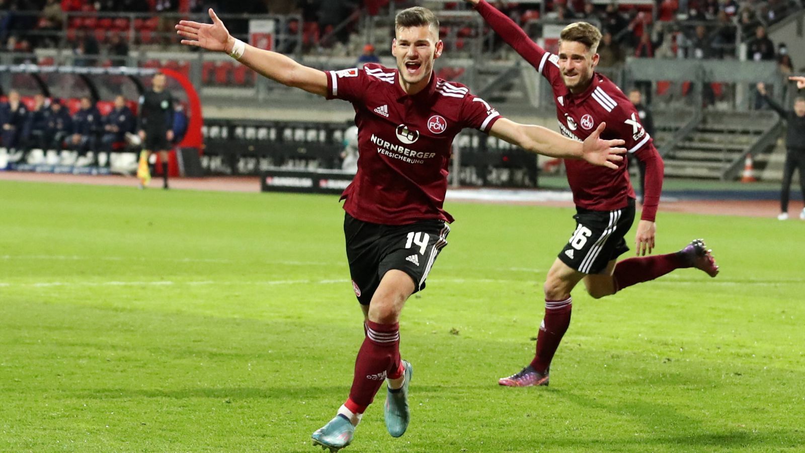 
                <strong>Tom Krauß (1. FC Nürnberg)</strong><br>
                Eine Position vor Schindler ist Tom Krauß aktiv. Der U21-Nationalspieler gehört sowohl bei Robert Klauß als auch DFB-Coach Antonio Di Salvo zum Stamm-Inventar, weil er mit seiner Ballsicherheit und Passschärfe nach vorne stets die Offensivbemühungen des eigenen Teams ankurbeln kann. Wenn es für den FCN hochgehen soll, dann muss Krauß, der eigentlich RB Leipzig gehört, in der Schlussphase des Aufstiegskampfs weiter furchtlos spielen.
              