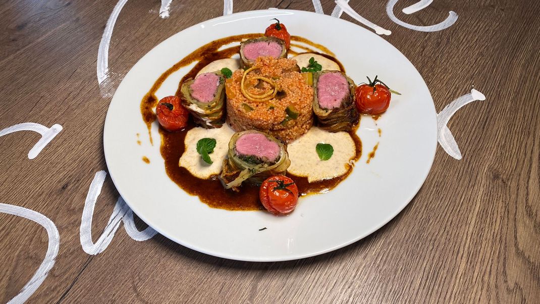 Lammrücken im Kartoffelspaghetti-Mantel mit Ratatouille-Couscous und Joghurt-Minze-Dip