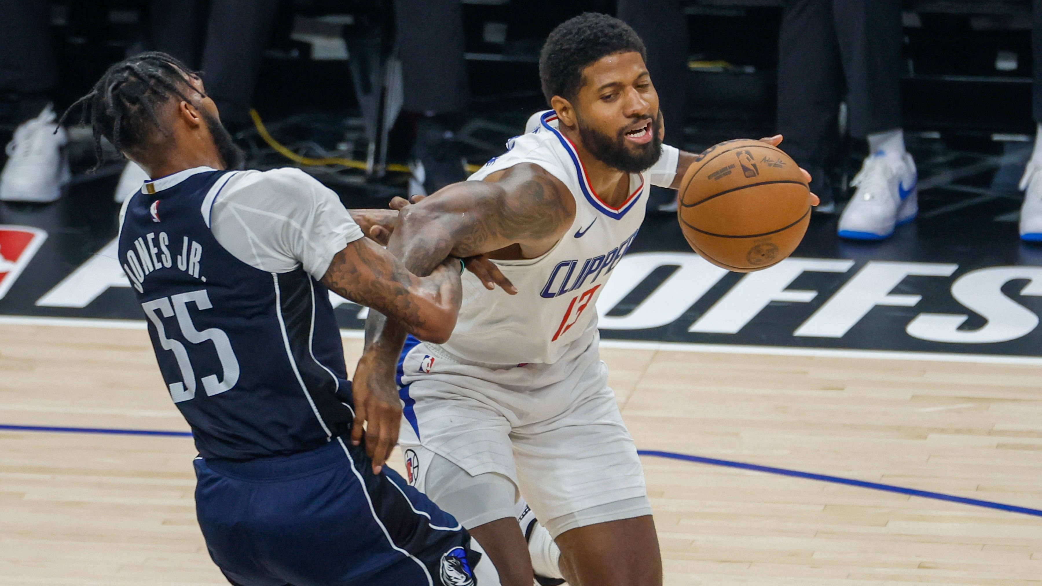 <strong>Paul George (Los Angeles Clippers)</strong><br>Wie mehrere US-Medien berichten, wird Paul George seine Option auf ein weiteres Jahr bei den Los Angeles Clippers verstreichen lassen und als Free Agent auf dem Markt verfügbar sein. Allerdings soll ein Verbleib nicht ausgeschlossen sein, Gespräche sind laut "ESPN" geplant. Zudem will sich George wohl auch mit den Philadelphia 76ers und Orlando Magic austauschen.