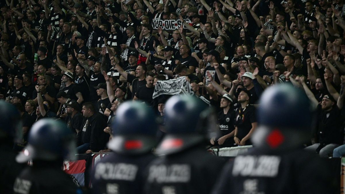 Polizisten vor der Fankurve von Eintracht Frankfurt