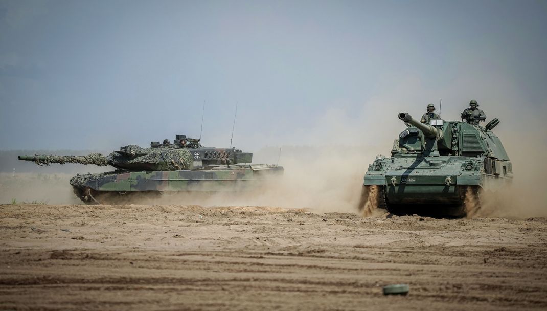 Eine Panzerhaubitze 2000 (r) und ein Leopard-2-Kampfpanzer der Bundeswehr sind bei der NATO-Übung in Litauen im Einsatz.