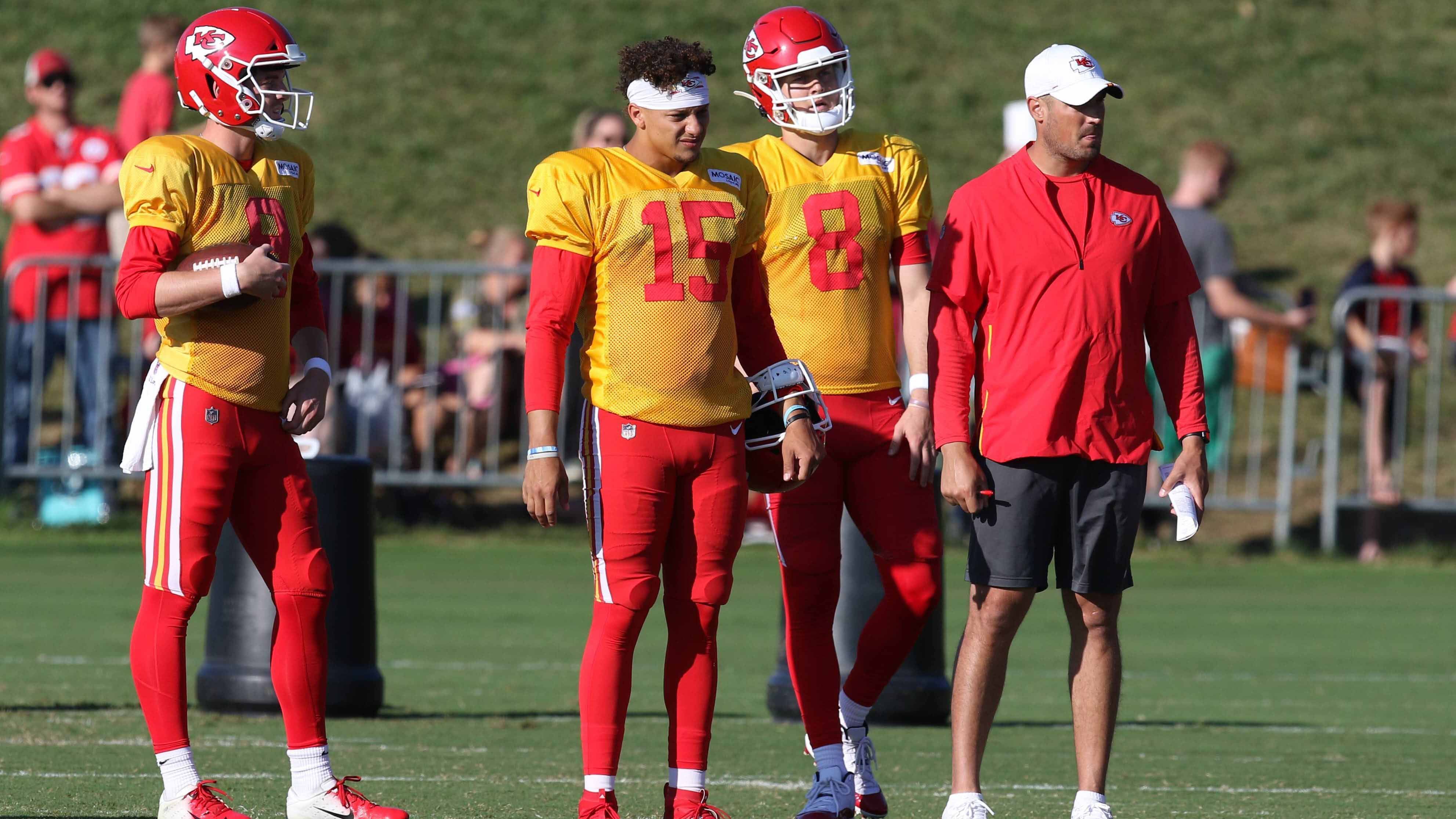 
                <strong>Was ist mit den Training Camps?</strong><br>
                Die Training Camps sind der offizielle Startschuss zur Preseason der NFL und finden meist ab Ende Juli statt. Ein möglicher Plan hierfür wurde allerdings noch von keinem Ligaoffiziellen erläutert. NFL-Chefmediziner Allen Sills äußerte sich allerdings zu den regulär bald anstehenden Mini Camps der Mannschaften. "Wir denken, es gibt einige Voraussetzungen, die dafür erfüllt sein müssen im Hinblick auf die Anzahl und Zuverlässigkeit der möglichen Tests. All diese Dinge entwickeln sich noch", erklärt Sills. Fest steht, dass die Regularien für einen Start der Trainingslager zwischen Liga und Spielergewerkschaft abgestimmt werden müssen.
              