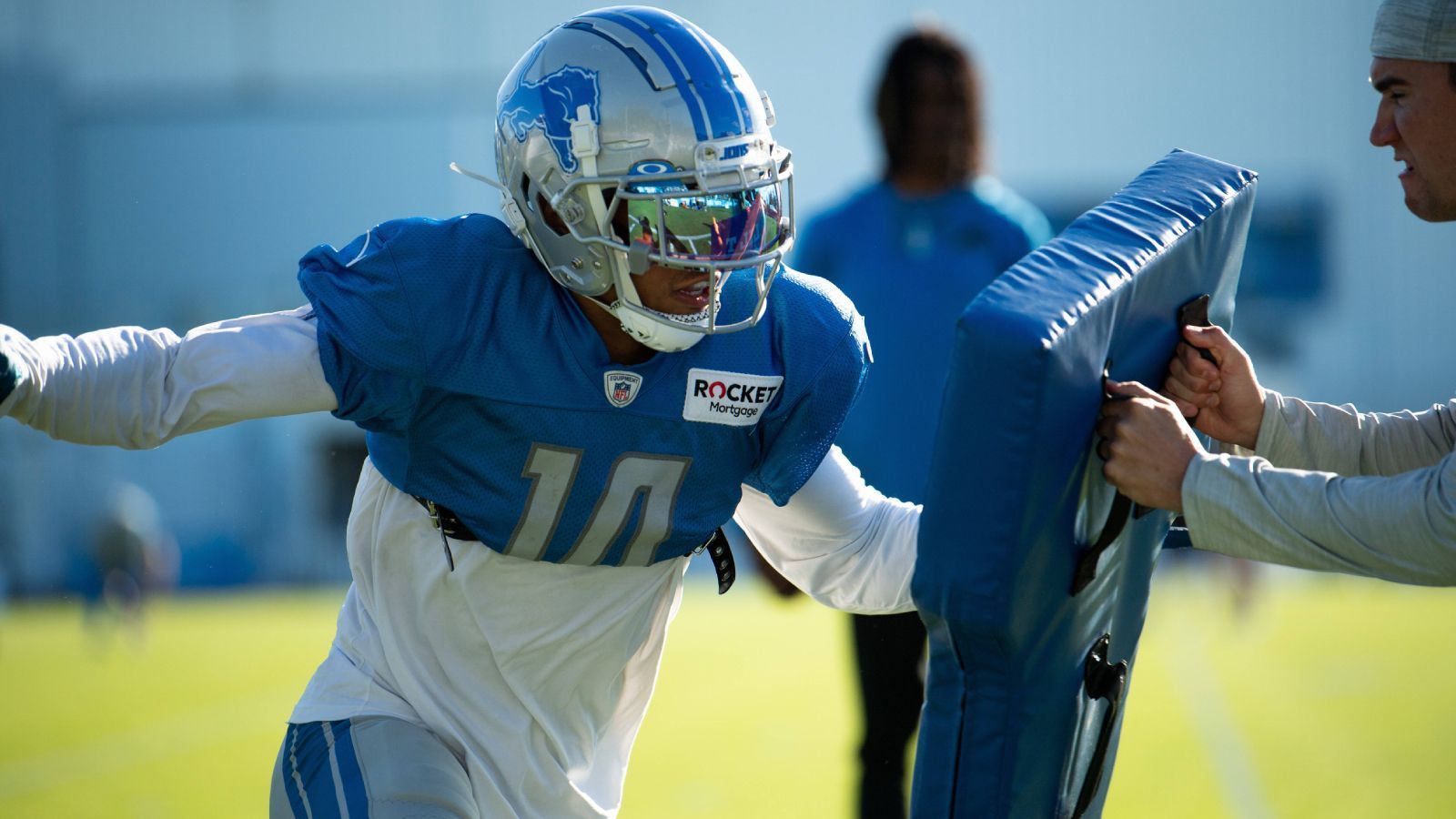 
                <strong>Amon-Ra St. Brown (Detroit Lions)</strong><br>
                Er ist der beste deutsche Spieler der NFL. In der vergangenen Saison feierte Amon-Ra seinen Durchbruch und ist auch zur kommenden Saison als WR1 bei den Detroit Lions gesetzt. Das Team hat sich weiter entwickelt und hat nach Jahren ohne Playoff-Teilnahme wieder intakte Aussichten, diesen Schritt zu machen. Der deutsche Receiver ist dabei ein ganz wichtiges Puzzlestück.
              