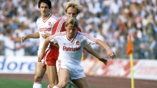 
                <strong>Hansi Dorfner</strong><br>
                Auch in den 80er Jahren hat das Modell bereits funktioniert. Hansi Dorfner schaffte als Jungprofi den Durchbruch bei den Bayern nicht und durfte sich von Sommer 1984 an zwei Jahre lang beim Zweitligisten 1. FC Nürnberg versuchen. Nach seiner Rückkehr zum FCB holte er dreimal die Meisterschaft.
              