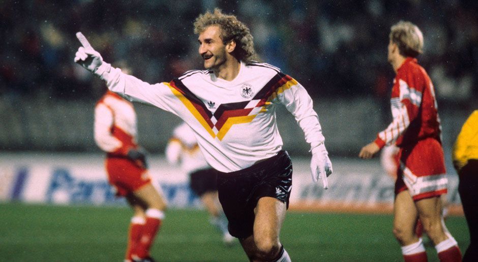 
                <strong>Platz 24: u.a. Rudi Völler (Deutschland, 8 Tore)</strong><br>
                Rudi Völler war 90-facher Nationalspieler und schoss dabei 47 Tore. Der Weltmeister von 1990 erzielte in seiner WM-Laufbahn insgesamt acht Tore und benötigte dafür 15 Spiele.  
              