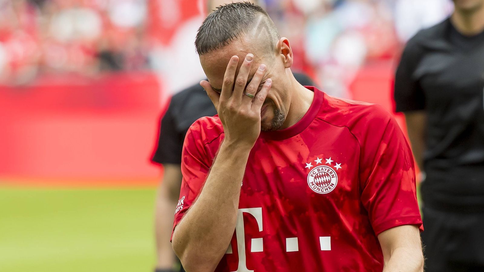 
                <strong>Franck Ribery zu Tränen gerührt</strong><br>
                Der Franzose ist bei der Verabschiedung sichtbar emotional und kann sich ein paar Tränen nicht verkneifen. Das liegt wohl auch an der Aktion der Bayern-Fans ...
              