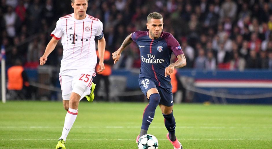 
                <strong>Dani Alves (Paris St. Germain)</strong><br>
                Von Beginn an hellwach und schaltet sich offensiv mit ein. So auch beim frühen 1:0, dass er nach klasse Vorarbeit von Neymar in der zweiten Minute erzielt. Das 2:0 leitet er mit einem Zuckerpass auf Mbappe ein. Beim 3:0 trägt er allein den Ball nach vorne und legt auf Mbappe. Defensiv mit ein paar Problemen gegen James oder Alaba und hier und da mit einem fragwürdigen Dribbling vor oder im eigenen Strafraum. Doch die Bayern nutzen das nicht aus. Da er an jedem Tor direkt beteiligt ist und defensive Leichtfertigkeiten ohne Folgen bleiben, verdient er sich die 1. ran-Note: 1
              