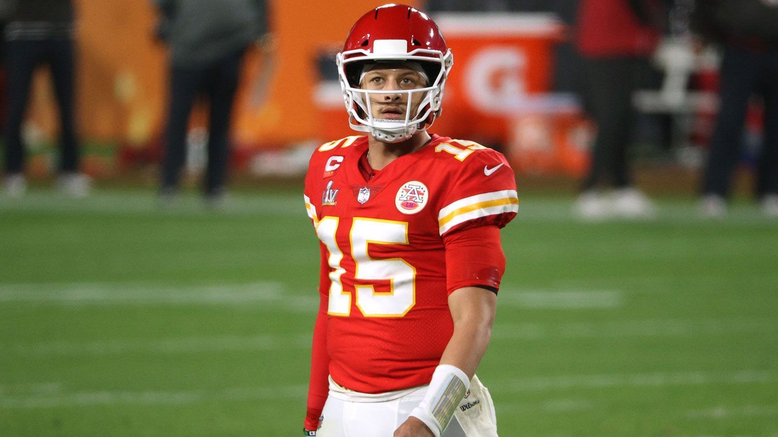 
                <strong>10. Platz: Patrick Mahomes (Quarterback, Kansas City Chiefs)</strong><br>
                &#x2022; Total Cash: 22.806.905 US-Dollar<br>&#x2022; Vertrag bis nach der Saison 2032<br>
              