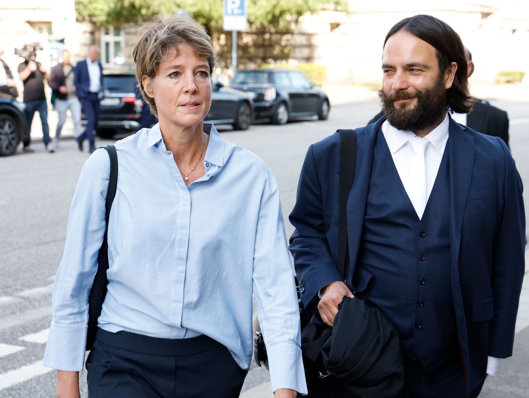 Christina Block (links) muss sich wegen mutmaßlicher Kindesentführung vor Gericht verantworten.