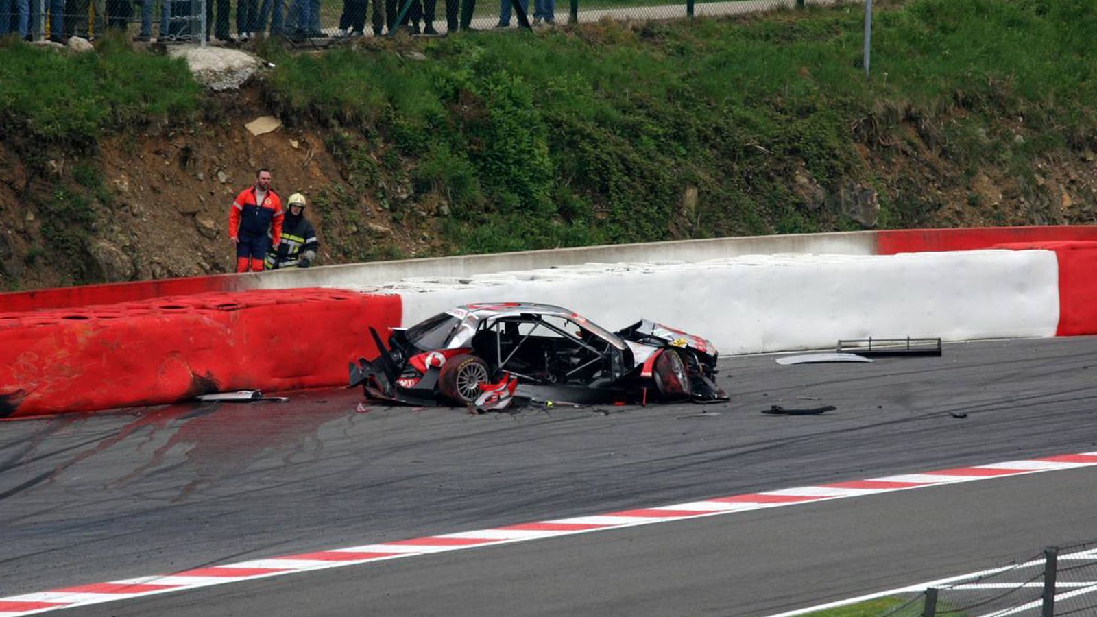 
                <strong>Schneider - Spa-Francorchamps 2005</strong><br>
                Spa-Francorchamps 2005: Nach einem Duell in der berühmten Eau Rouge kommt es zum Unfall von Bernd Schneider (Mercedes). Sein Fahrzeug schlägt seitlich sehr hart in die Banden ein und wird fast völlig zerstört. Schneider übersteht den Unfall - und wird im Jahr darauf nochmals Meister.
              