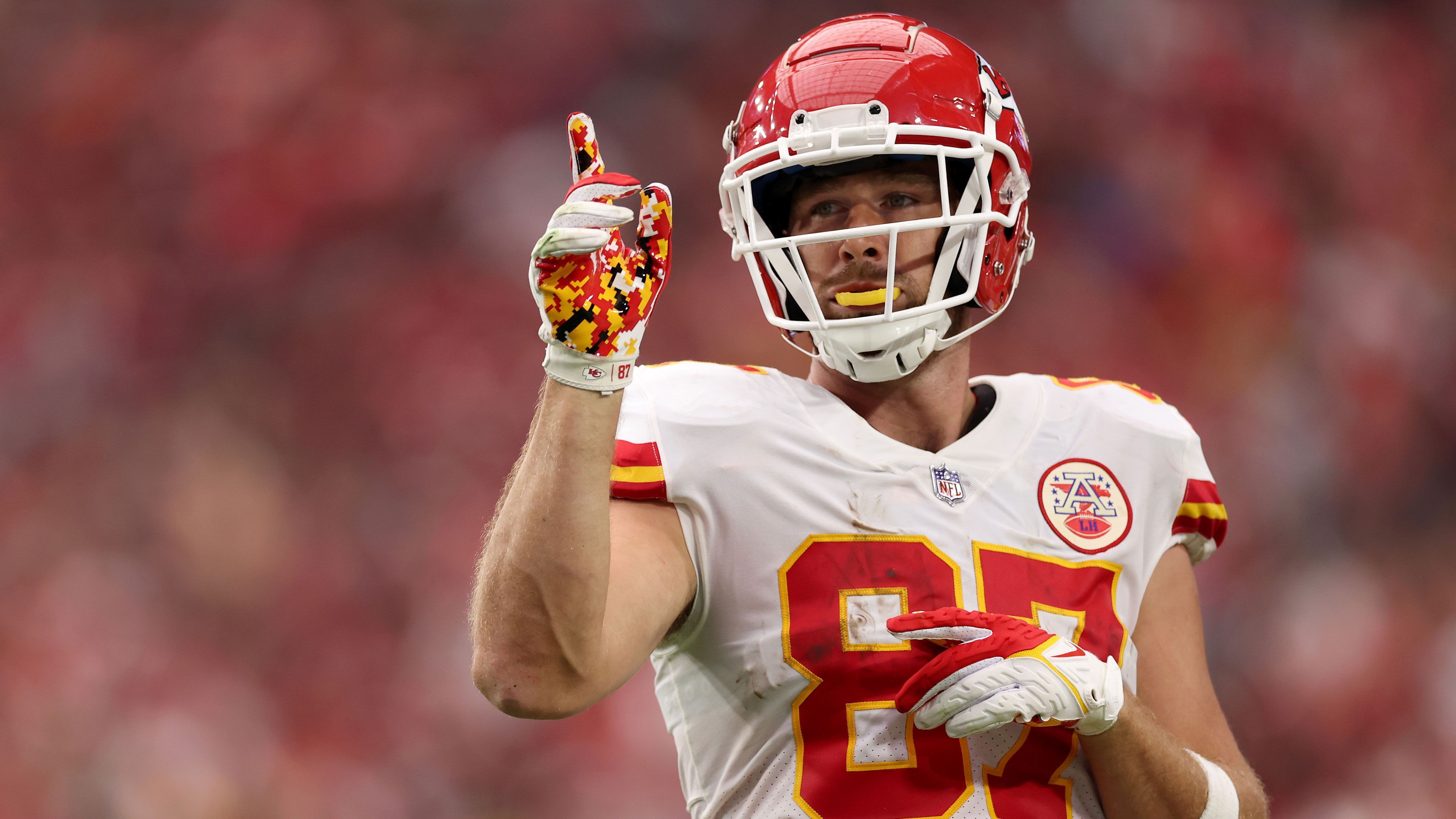 
                <strong>Week 1: Travis Kelce (Kansas City Chiefs)</strong><br>
                Gegen die Arizona Cardinals kam Travis Kelce auf acht Catches, 121 Yards Raumgewinn und einen Touchdown. Es war das 30. Spiel des Tight Ends, in dem er mindestens 100 Receiving Yards verbuchte. Damit schließt er zu Rob Gronkowski (32) und Hall of Famer Tony Gonzalez (31) auf, die bislang die einzigen Tight Ends sind, die in mehr als 30 Spielen 100 Receiving Yards aufweisen konnten. Noch in dieser Saison könnte Kelce an die Spitze klettern.
              