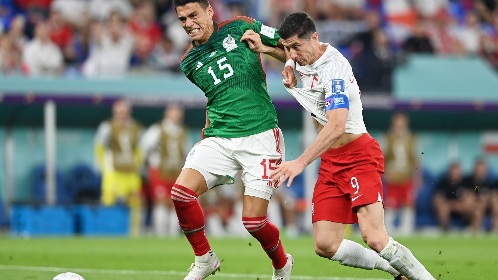 
                <strong>Lewandowski-Watch: So schlug sich Polens Stürmer gegen Mexiko</strong><br>
                Kein Durchkommen für Lewandowski, Moreno hat sein Trikot fest im Griff.
              