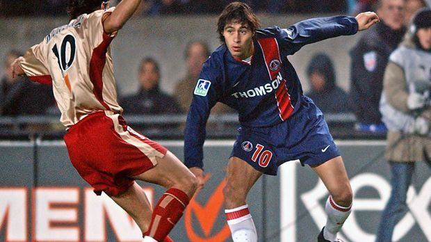 
                <strong>Branko Boskovic</strong><br>
                Der damals 23 Jahre alte Spielmacher Branko Boskovic kam im Sommer 2003 von Roter Stern Belgrad nach Paris. Er sollte Ronaldinho (zu Barcelona) ersetzen und bekam auch dessen Rückkenummer. Wirklich überzeugen konnte der Mittelfeldspieler nicht. Nach zwei Jahren wurde der angeblich sechs Millionen Euro teure Boskovic zunächst zu Troyes ausgeliehen, später ging er zurück nach Serbien und von dort zu Rapid Wien bzw. DC United in die MLS. 2014 beendete er seine Karriere.
              