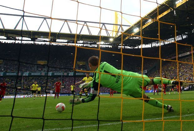 
                <strong>Neuer gegen Lewandowski</strong><br>
                Zwei Wochen vor dem Champions-League-Finale treffen Neuer und Lewandowski bereits in der Liga aufeinander. Der "Testlauf" endet 1:1, wobei der Bayern-Keeper den Punkt festhält, indem er Lewandowskis Elfmeter pariert.
              