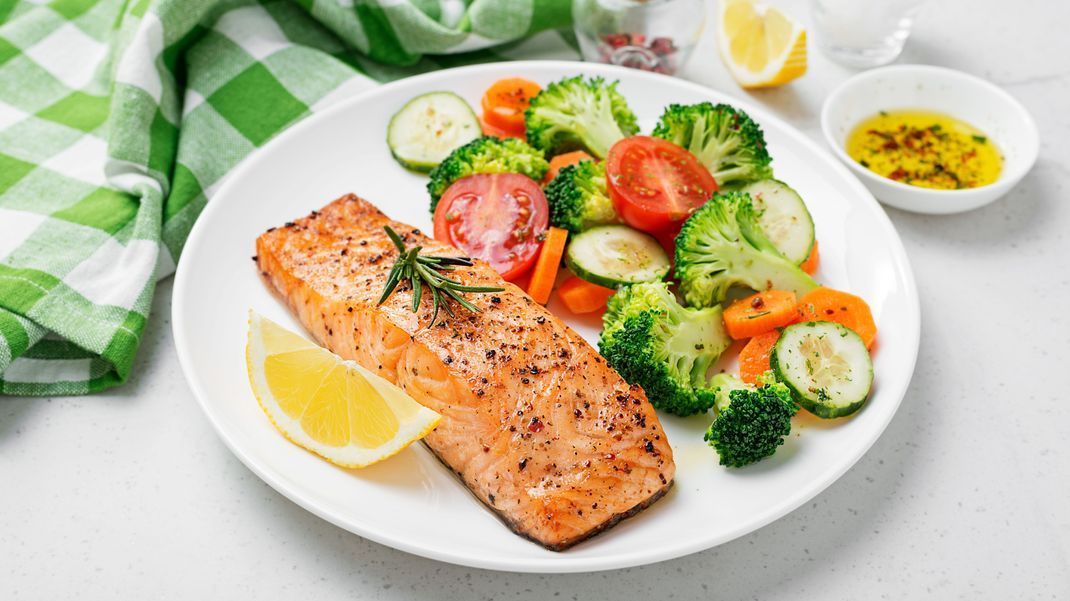 Fried salmon with steamed vegetables - a classic weight loss dish.