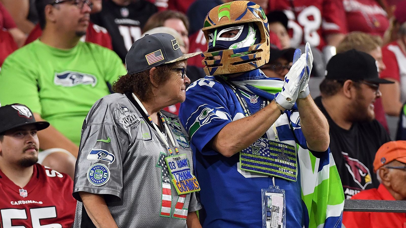 
                <strong>Seattle Seahawks</strong><br>
                Die Seattle Seahawks haben besonders unter jungen Leuten in den vergangenen Jahren eine große Fanbase aufgebaut. Der Erfolg im Super Bowl 48 tat zusätzlich sein übriges. Doch die Franchise hat neben ihren Fans (hier geht es zur Galerie: 10 Gründe die Seahawks zu mögen) mindestens so viele Kritiker. Die Hawks-Anhänger werden oft als "Bandwagon-Fans" bezeichnet, die erst mit dem Erfolg auf den Seattle-Bus aufsprangen. Doch welche Gründe gibt es eigentlich noch, die Seahawks NICHT zu mögen ...
              