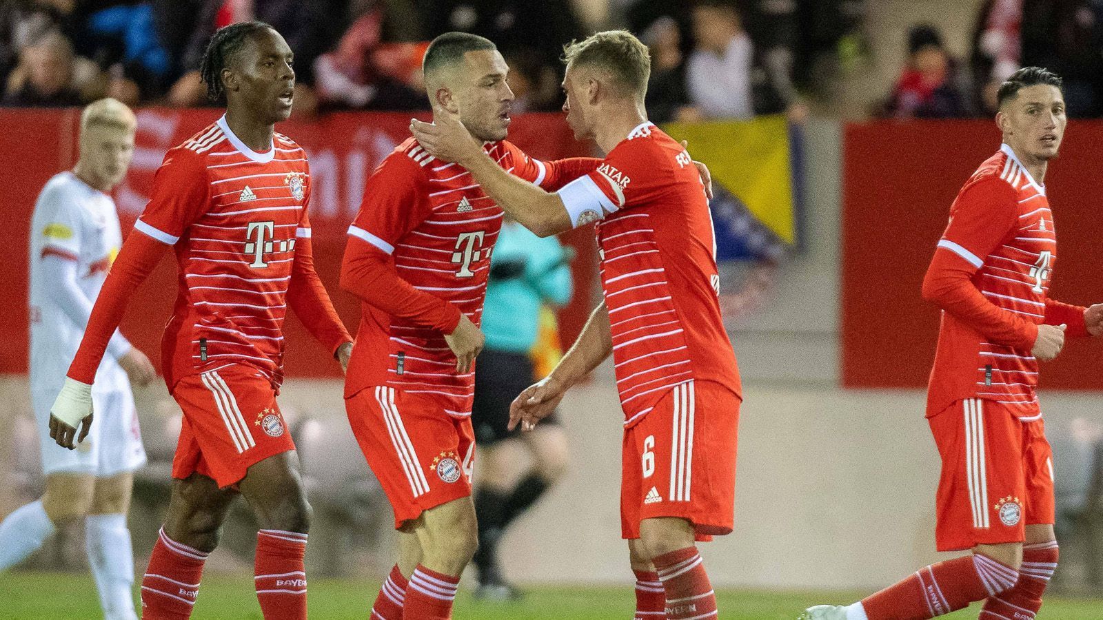 
                <strong>Youngster drehen das Spiel</strong><br>
                Nach dem großen Wechsel in der 63. Minute weht plötzlich ein komplett anderer Wind. Kingsley Coman, Marcel Sabitzer, Daley Blind, sowie die Nachwuchskräfte Tarek Buchmann, Lovro Zvonarek, Arijon Ibrahimovic, Yusuf Kabadayi, Johannes Schenk, Mathys Tel und Paul Wanner machen aus dem 1:3 innerhalb weniger Minuten ein 3:3. Vor allem Tel sorgt dabei für viel frischen Wind und verdient sich nicht nur wegen seines Treffers in der 88. Minute ran-Note 1. Die weiteren Treffer erzielen Ibrahimovic (69. Minute) und Coman (71. Minute).
              