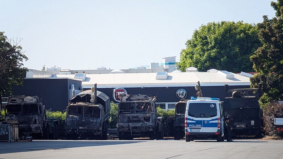 In Erfurt sind mehrere Bundeswehrfahrzeuge ausgebrannt.