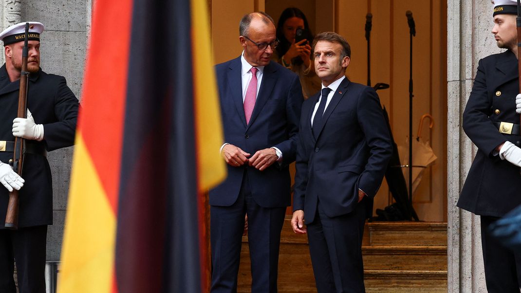 Bei einem vertraulichen Treffen wollen sich Bundeskanzler Merz (zweiter von links) und Präsident Macron (zweiter von rechts) über die Zukunft Europas austauschen. (Archivbild)