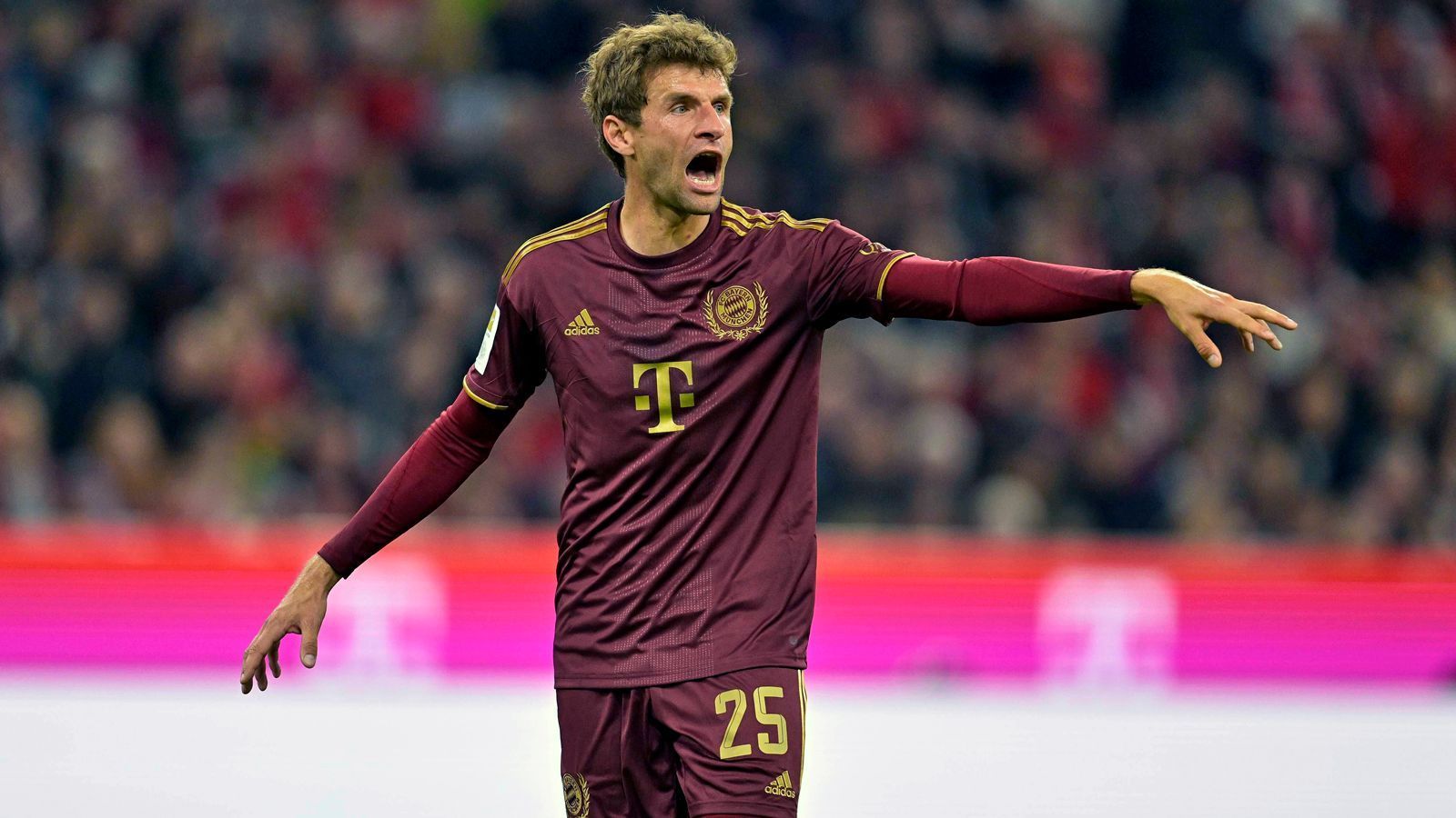 
                <strong>Thomas Müller</strong><br>
                Agiert nominell als Spitze, wobei er mit den anderen drei Offensivspielern immer wieder die Positionen tauscht. Vorarbeit für Musiala vor dem 2:0, ansonsten ohne Durchschlagskraft. Darf aber in der 84. Minute doch noch jubeln, weil ihm Hradecky den Ball zum 4:0 in den Fuß spielt. ran-Note: 3
              