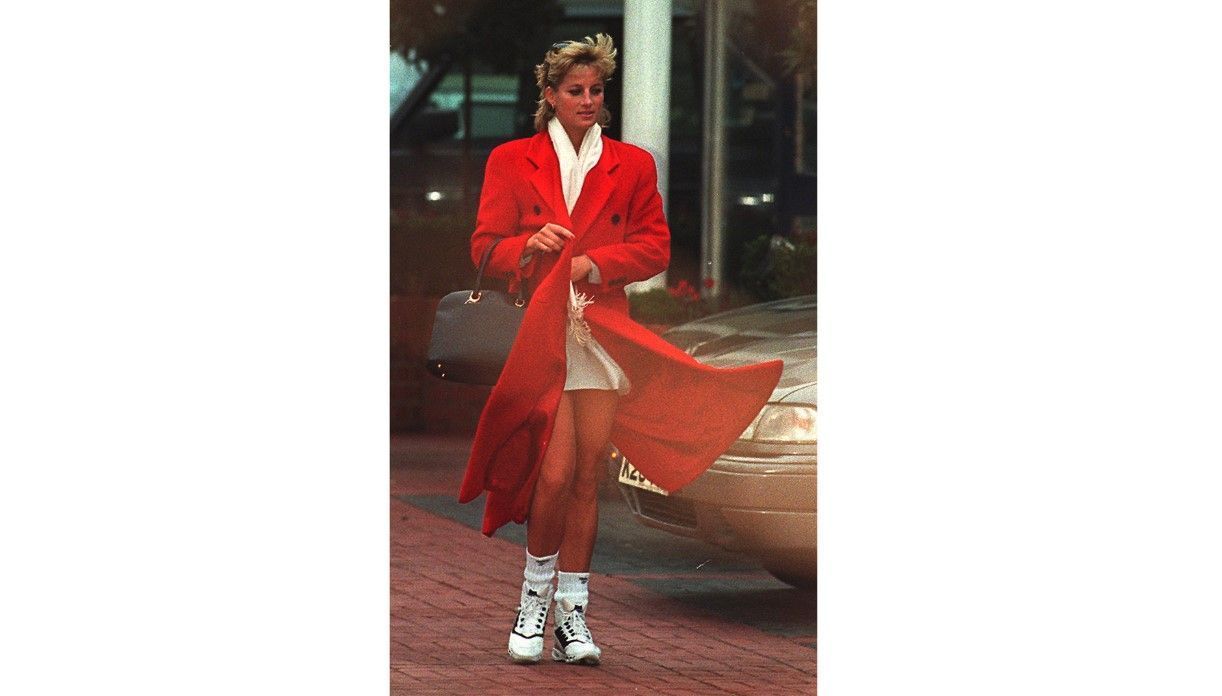 Dieses Outfit kann man heute eins zu eins so tragen wie Diana. Sie kombinierte den roten Mantel mit Sneakern und Socken: So stylisch!