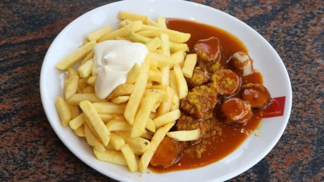 Eine Currywurst mit Pommes und Mayo: Da kommen schnell mal 1.000 Kilokalorien und mehr zusammen.