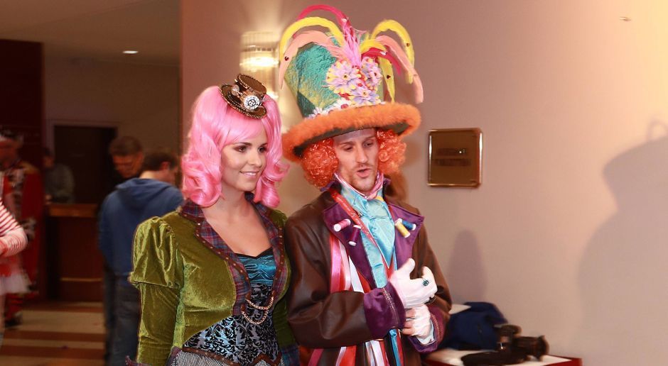 
                <strong>KarnevalLauraWontorraZoller</strong><br>
                Auch Simon Zoller und seine Frau, die Moderatorin Laura Wontorra, gaben in Kostüm eine gute Figur ab.
              