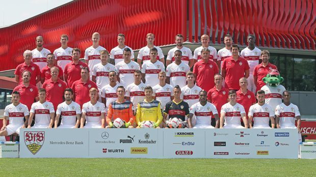 
                <strong>Fehlende Kontinuität</strong><br>
                Fehlende Kontinuität: Drei Torhüter und 28 Feldspieler - so verteilen sich die Einsätze nach 33 Spieltagen. Nur Hannover 96 rangiert mit 32 eingesetzten Spielern noch vor den Stuttgartern. Deutlich machte dies auch Kramnys Maßnahme nach der Niederlage gegen Bremen. Er tauschte kurzerhand Torhüter und die komplette Vierer-Abwehrkette aus.
              