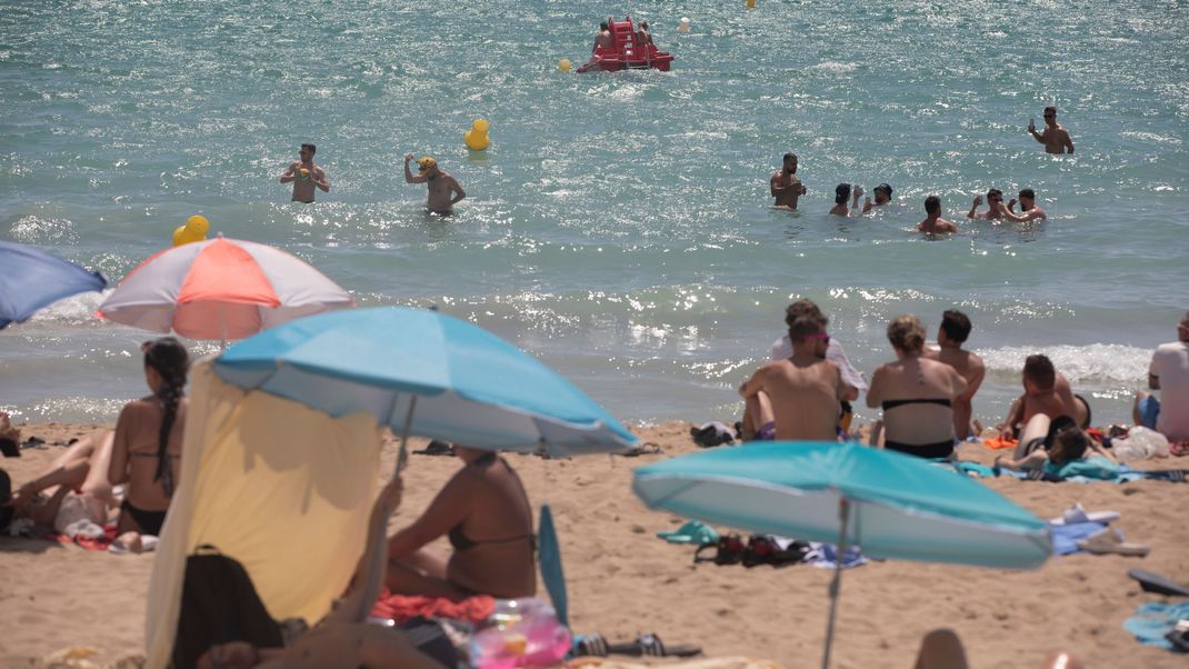 Bei zwei Badeunfällen in Spanien sind ein Deutscher und ein Brüderpaar aus Spanien ums Leben gekommen.