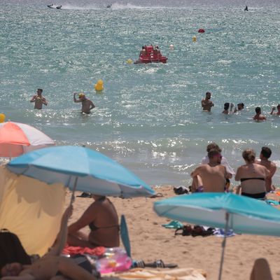 Bei zwei Badeunfällen in Spanien sind ein Deutscher und ein Brüderpaar aus Großbritannien gestorben.