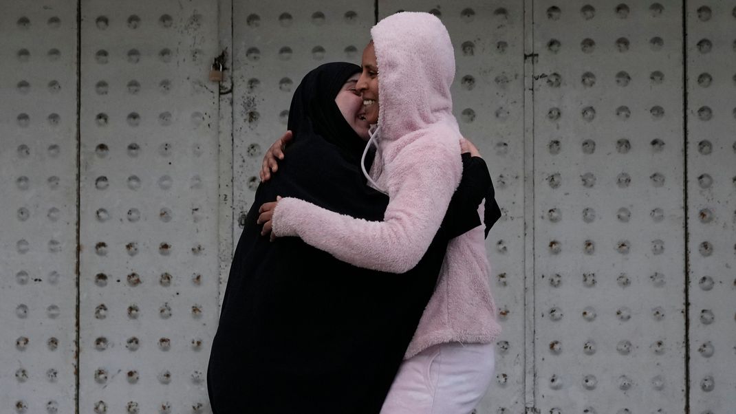 Menschen umarmen sich bei ihrer Ankunft in ihrem Haus, nachdem die Waffenruhe zwischen der Hisbollah und Israel am frühen Morgen begonnen hat. 