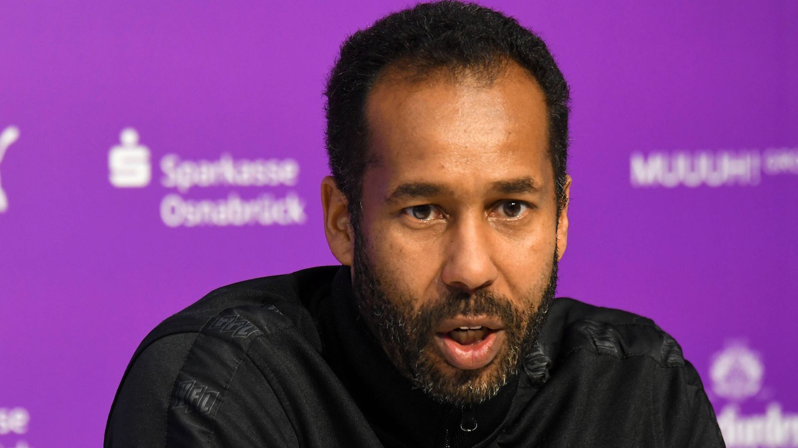 
                <strong>VfL Osnabrück (Sechster, 26 Punkte)</strong><br>
                Beim VfL ist die Euphorie nach der starken Hinrunde ungebrochen groß. Trainer Daniel Thioune: "Es liegt in unserer eigenen Macht. Wenn wir ähnlich viel investieren wie im abgelaufenen Jahr, werden noch viele Menschen Freude an uns haben." Am Mittwoch kommt der SV Sandhausen. ran-Prognose: Mit dem Aufstieg wird's nix, aber der frühzeitige Klassenerhalt ist für einen Aufsteiger auch eine schöne Sache.
              