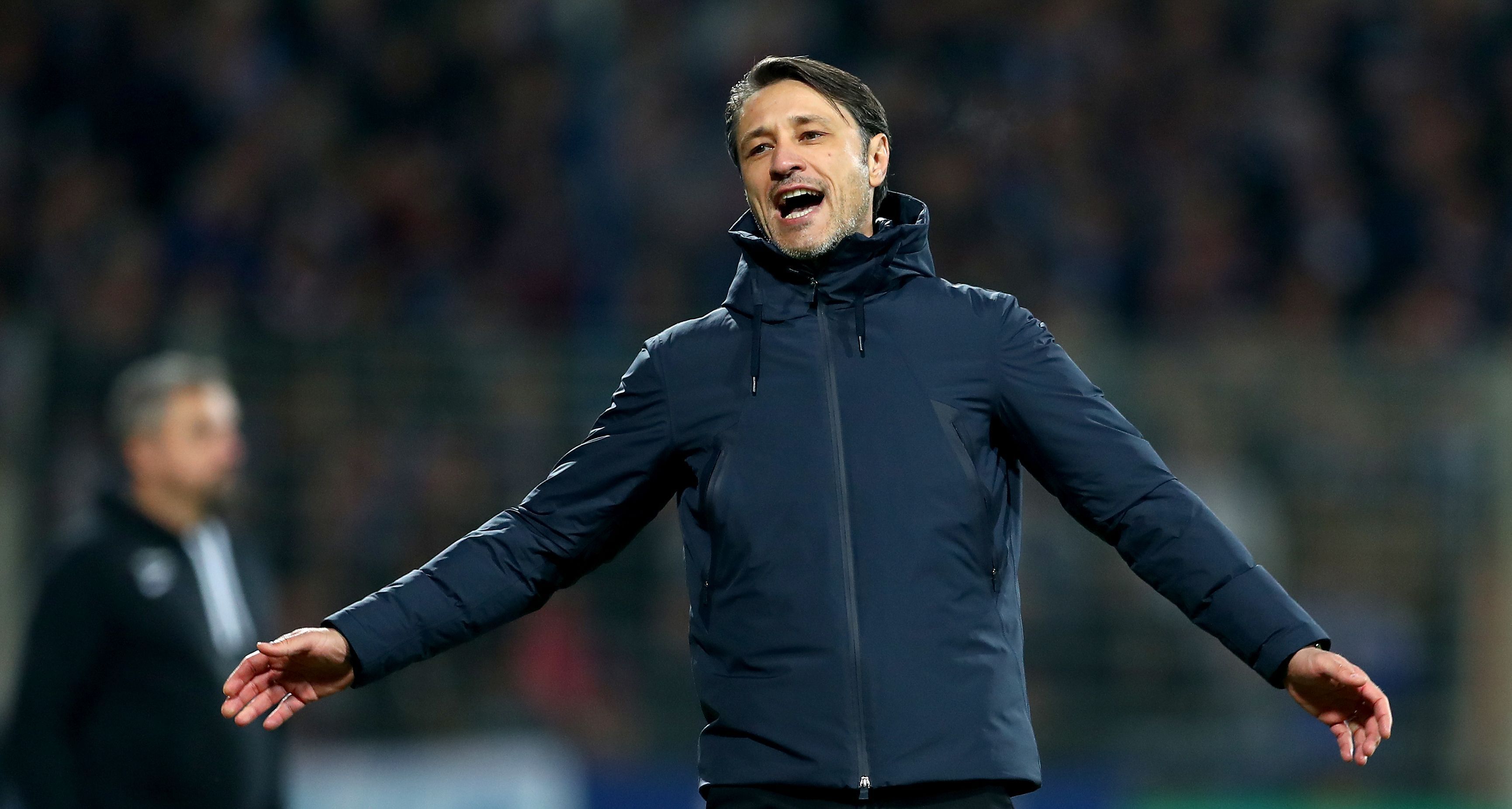 
                <strong>Niko Kovac (Vertragslos)</strong><br>
                Auch Hütters Vorgänger bei der Eintracht, Niko Kovac, wird bei der Hertha diskutiert. Kovac hat seit seiner Vertragsauflösung beim FC Bayern im November 2019 keinen neuen Job als Trainer angenommen. Der Kroate würde als gebürtiger Berliner und ehemaliger Hertha-Spieler gut zum Verein passen. Zudem würde auch seine Spielphilosophie, die weniger Ballbesitz orientiert und eher auf Pressing ausgelegt ist, den Berlinern gut zu Gesicht stehen.
              