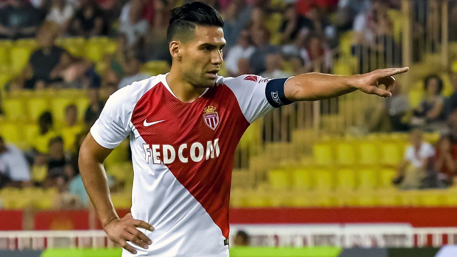 
                <strong>Radamel Falcao (AS Monaco)</strong><br>
                Bis 2011 kickte Rodriguez' Landsmann Radamel Falcao ebenfalls für Porto und wurde beim portugiesischen Topklub zu einem gefragten Stürmer. Danach wechselte der Kolumbianer zu Atletico Madrid, wo er in 91 Spielen unglaubliche 70 Tore erzielte und unter anderem die Europa League gewann - wie schon zuvor mit Porto. Nach zwei Jahren in Madrid, heuerte Falcao für kolportierte 43 Millionen Euro Ablöse beim AS Monaco an, wo er aktuell immer noch spielt. Den Klub aus dem Fürstentum führte der Nationalspieler 2017 mit seinen Toren zum überraschenden Meistertitel in der Ligue 1 und aktuell wird es auch an Falcao liegen, den kriselnden Klub aus dem Tabellenkeller zu ballern. Übrigens: Als Leihspieler versuchte sich Falcao auch zwei Mal in England, war jedoch weder bei Manchester United noch Chelsea ein Faktor.
              