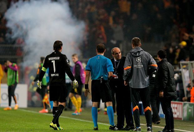 
                <strong>Schiedsrichter unterbricht die Partie</strong><br>
                Nachdem die Situation im Stadion weiter zu eskalieren droht, beschließt Schiedsrichter Pavel Kralovec zwei Mal, die Partie zu unterbrechen. Kurzzeitig sieht es sogar nach einem verfrühten Abpfiff aus. 
              