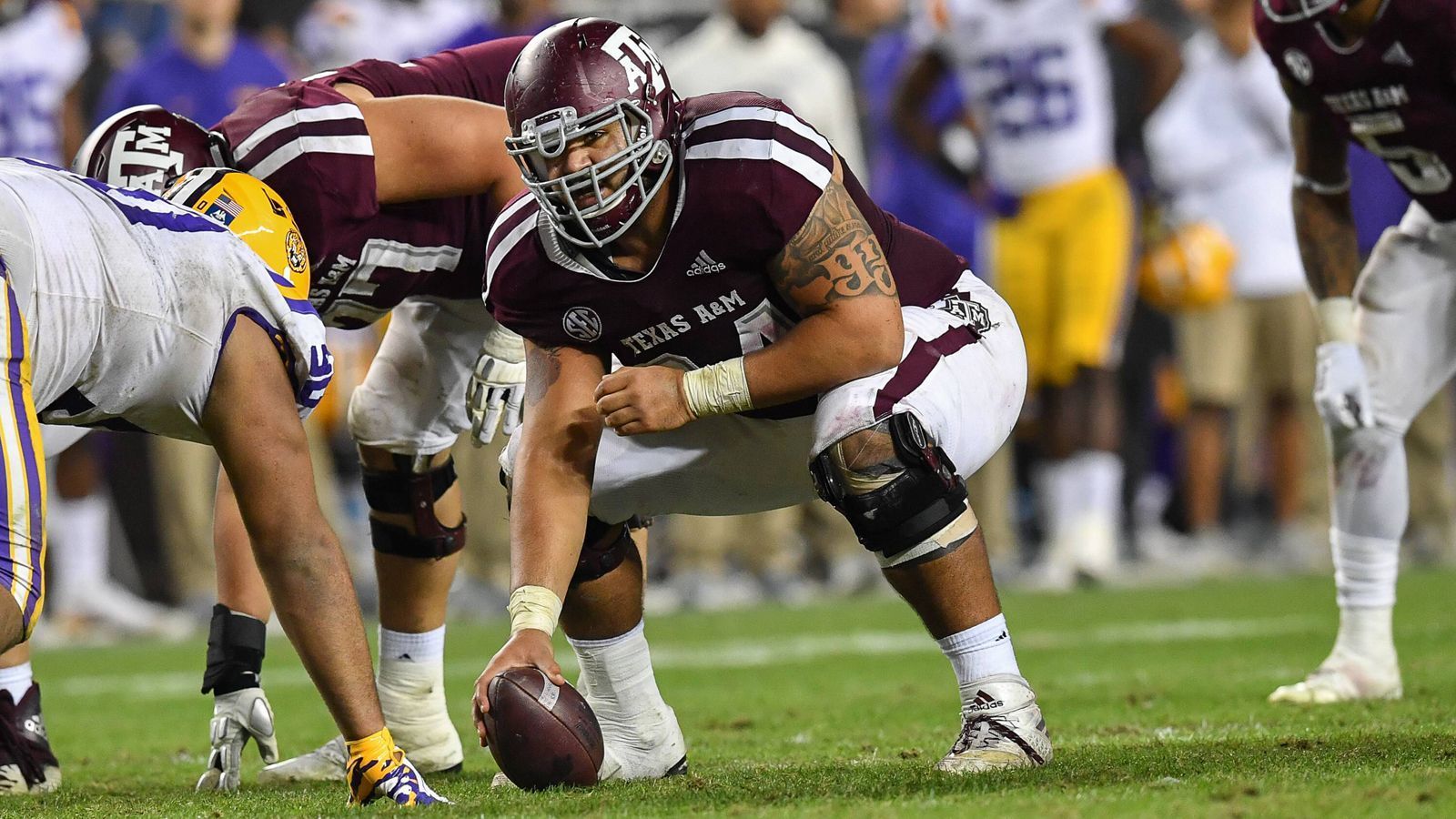 
                <strong>Erik McCoy (Center, Texas A&M) </strong><br>
                Erik McCoy hat bereits bewiesen, gegen einige vor dem Draft 2019 gehypten Pass-Rusher wie Dexter Lawrence oder Quinnen Williams bestehen zu können. Der 1,93 Meter große und 137 Kilogramm schwere Center erfüllt alle Voraussetzungen für die NFL: Er ist athletisch, beweglich, bringt viel Power und eine gute Körperbeherrschung mit. Er muss sich zwar in einigen Aspekten noch entwickeln, ist aber zumindest ein sicherer Kandidat für die 2. Runde.
              