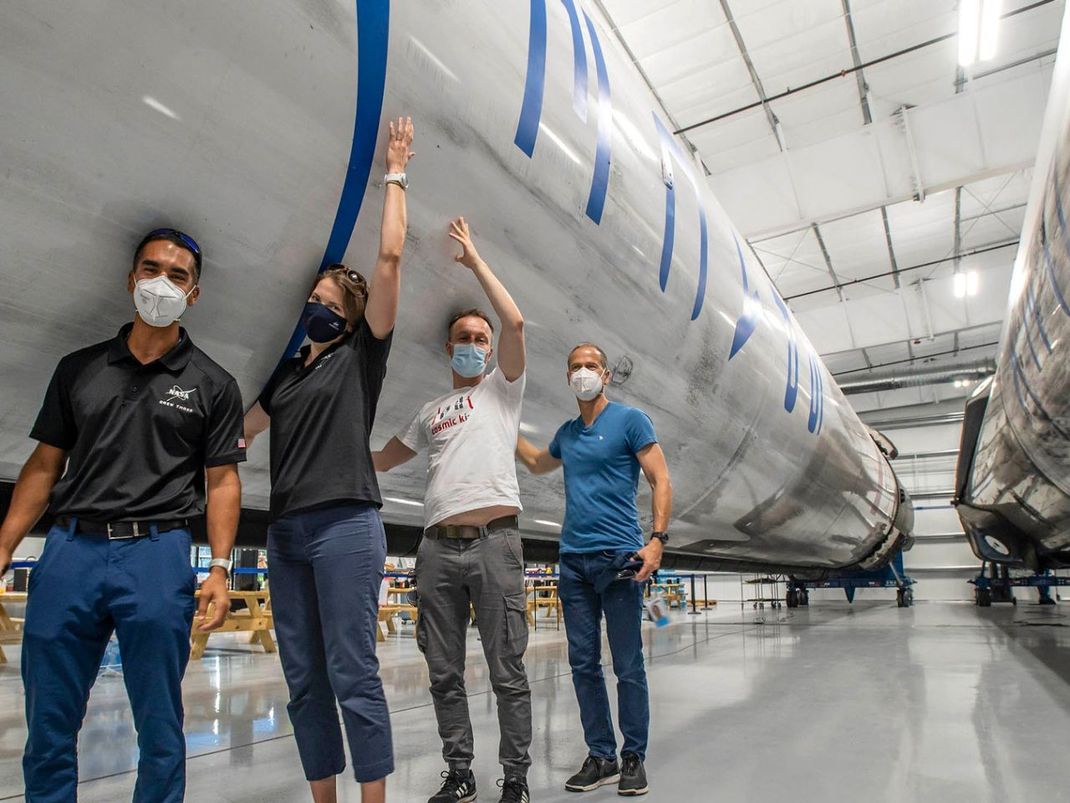 Matthias Maurer mit seinen Astronautenkollegen vor einer Falcon-9-Raketen-Hauptstufe. Es ist das erste Mal, dass Astronauten mit einer gebrauchten Rakete ins All fliegen. 