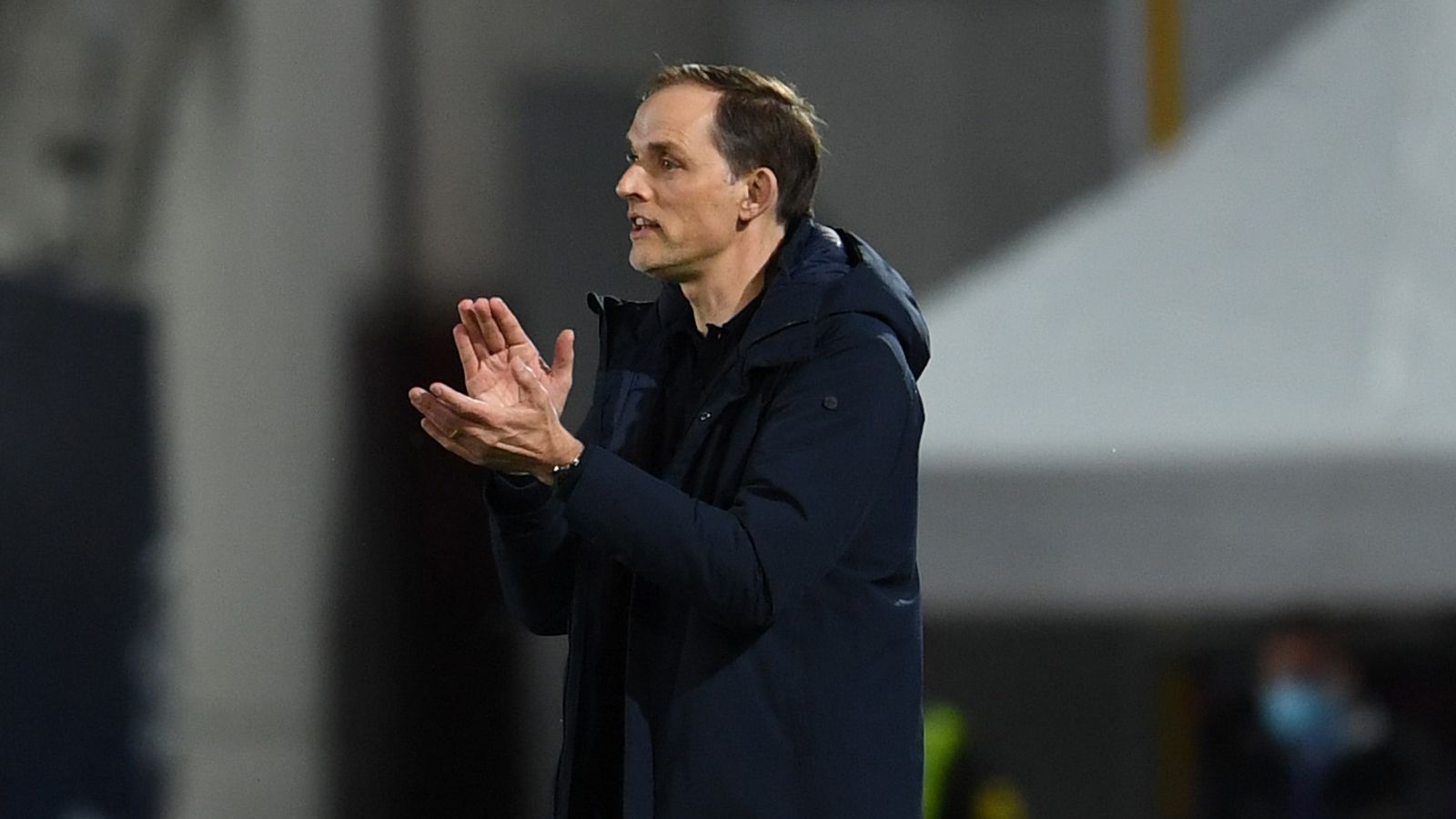 
                <strong>Tuchel kann zufrieden sein</strong><br>
                In der zweiten Halbzeit ließ Thomas Tuchel sein Team dann deutlich zurückhaltender agieren. Was auch kein Wunder ist, schließlich ist ein 1:1-Unentschieden mit erzieltem Auswärtstor eine sehr gute Ausgangslage für das Rückspiel. Der deutsche Coach dürfte also zufrieden nach London zurückfliegen.
              