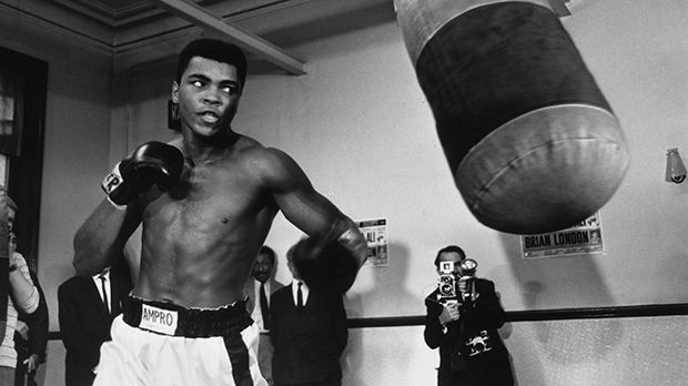 
                <strong>Muhammad Ali (1960)</strong><br>
                Muhammed Ali (1960): Als Muhammad Ali boxte und gewann Clay gegen Boxgrößen wie George Foreman und Joe Frazier. Sieben Jahre lang war er Weltmeister im Schwergewicht. Von 61 Kämpfen gewann er 56. Seine Lebensgeschichte, seine Kämpfe und die spitze Zunge des heute 74-Jährigen sind legendär. Ali ist ohne Zweifel der größte Boxer aller Zeiten.
              