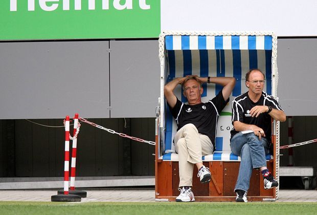 
                <strong>Volker Finke, Strandkorb</strong><br>
                ... auch Volker Finke wählt in seinen 16 Jahren beim SC Freiburg nicht die Trainerbank. Der Fußballlehrer macht es sich lieber im Strandkorb am Spielfeldrand gemütlich.
              