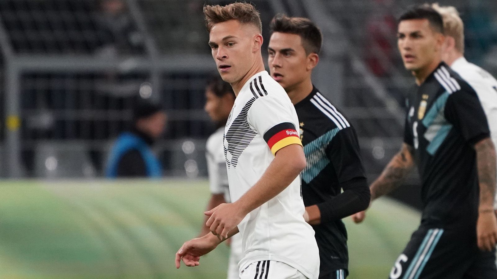 
                <strong>Joshua Kimmich</strong><br>
                Geht mit der Kapitänsbinde ins Spiel und zeigt mit einem frühen Foul und einer Gelben Karte, dass das Wort "Freundschaftsspiel" für ihn nicht existiert. Lange hat er hinten alles im Griff. Als Argentinien am Ende aber die Schlagzahl erhöht, wackeln auch ihm die Knie. Ein Ballverlust am eigenen Strafraum verursacht fast ein Gegentor. ran-Note: 3
              