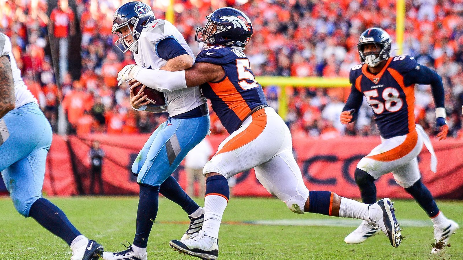 
                <strong>Defense: Denver Broncos</strong><br>
                Die Defense der Denver Broncos brannte gegen die Tennessee Titans ein wahres Feuerwerk ab und ließ keinen einzigen Punkt zu. Quarterback Marcus Mariota wurde bei 63 Passing Yards gehalten, zudem gelangen den Broncos zwei Interceptions. Defensive End DeMarcus Walker erzielte allein zwei Sacks.Gesamtpunktzahl: 23
              
