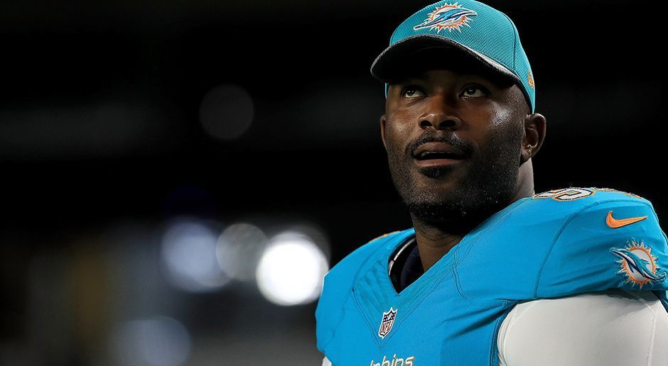 
                <strong>Mario Williams (Miami Dolphins)</strong><br>
                Laut "ESPN" entlassen die Miami Dolphins Left Tackle Branden Albert, Earl Mitchell und den ehemaligen Nummer-1-Pick Mario Williams (Bild). Williams, der einstige Star-Pass-Rusher des Teams und erste Draftwahl 2006, kann in der vergangenen Saison nicht mehr überzeugen und fällt nun dem Cut zum Opfer. Durch die Entlassungen der drei Spieler spart die Franchise in der kommenden Saison ganze 19,7 Millionen Dollar Cap Space ein und dürfte das Geld nun in neue Spieler investieren. Wir zeigen euch weitere NFL-Spieler, die von ihrer Franchise in der Offseason 2017 entlassen werden könnten.
              