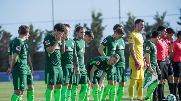 
                <strong>16. Werder Bremen</strong><br>
                Bremen vertraut auf das vorhandene Personal, Transfers gab es bislang keine. Trainer Florian Kohfeldt ist trotz der kurzen Vorbereitung zufrieden, man habe sie "optimal" genutzt. "Abschließend lässt sich das aber natürlich erst an den Ergebnissen der nächsten Spiele messen", sagte der 35-Jährige. Natürlich träumen sie ein wenig von der vergangenen Saison. Da stand Werder vor der Rückrunde auch mit dem Rücken zur Wand und wäre nach einer Mega-Serie fast noch in Europa gelandet. Klar ist: Es muss eine Menge zusammenpassen, damit es mit dem Klassenerhalt klappt.
              