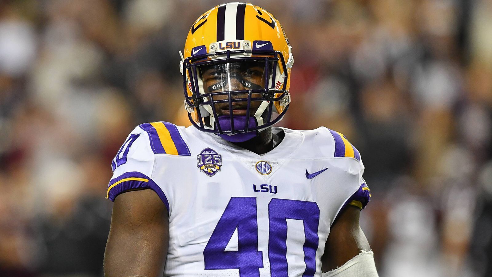 
                <strong>Devin White (LSU)</strong><br>
                Auch Devin White ist athletisch extrem stark, hat viel Speed (schnellste Zeit aller Linebacker beim 40 Yard Dash der Combine) und bringt eine hervorragende Mentalität mit. Seine Arbeitsmoral und sein Ehrgeiz gelten als vorbildlich. Der 1,85 Meter große und 108 Kilogramm schwere Linebacker war drei Spielzeiten für die LSU Fighting Tigers aktiv, kam in der vergangenen Saison auf 123 Total Tackles, zwölf Tackles for Loss, drei Sacks und drei Forced Fumbles. Er muss sich zwar noch technisch weiterentwickeln und einen besseren Instinkt für die jeweilige Spielsituation entwickeln, erfüllt aber alle Voraussetzungen für eine große NFL-Karriere und wird sicherlich in der ersten Runde gepickt.
              