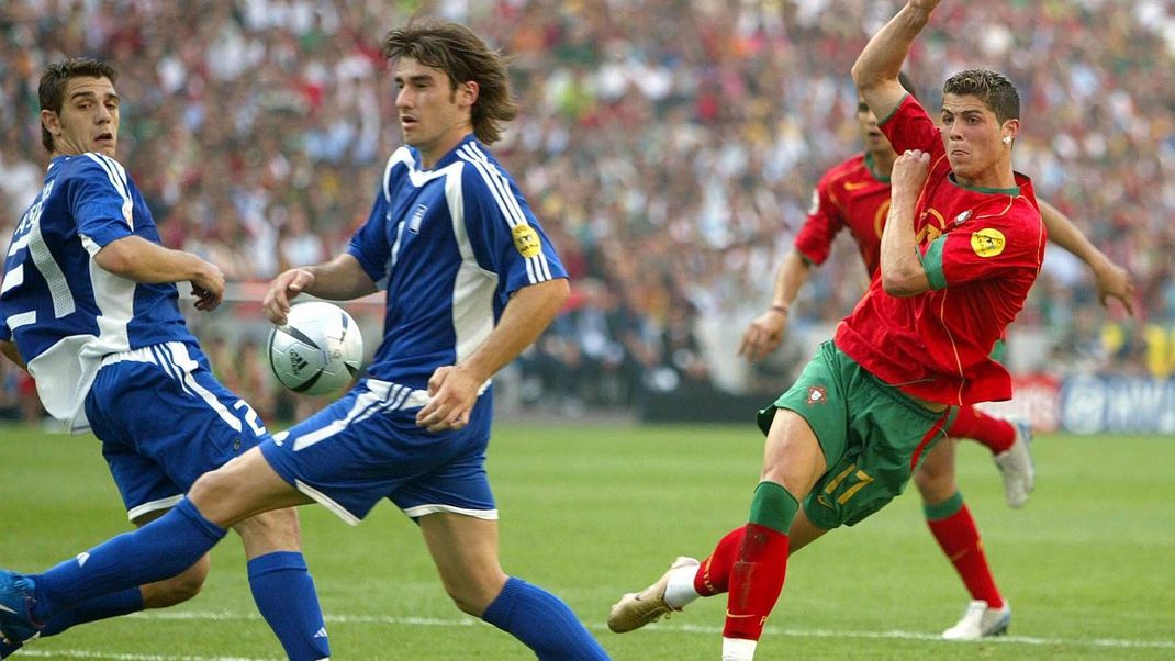 Cristiano Ronaldo (Portugal, re.) zieht ab, Konstantinos Katsouranis (li.) und Georgios Seitaridis (beide Griechenland) kommen zu spät Fußball EM Herren Euro 2004, Europameisterschaft, Länderspiel, Nationalmannschaft, Nationalteam, Gruppe A Gruppe Porto Dynamik,