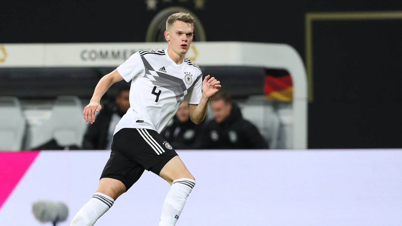 
                <strong>Matthias Ginter (Borussia Mönchengladbach/25/23)</strong><br>
                Der Gladbacher ist keiner, der laut rumschreit, er macht aber den Mund auf, wenn es sein muss und legt den Finger mit kritischen Beiträgen in die Wunde. So hat er auch bei der Borussia die Hierarchieleiter erklommen, in Gladbach ist er unumstrittener Führungsspieler, hat in dieser Hinsicht seine Qualität bereits unter Beweis gestellt. Zuletzt war er auch unter Löw gesetzt.
              