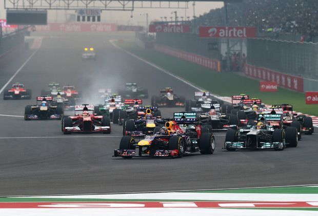 
                <strong>Der Start</strong><br>
                Der Start in Neu-Delhi läuft für Sebastian Vettel nach Plan - der Heppenheimer kommt zwar nicht perfekt weg, kann Platz eins jedoch verteidigen. Sein Teamkollege Mark Webber kommt sich mit Kimi Räikkönen und Fernando Alonso ins Gehege
              