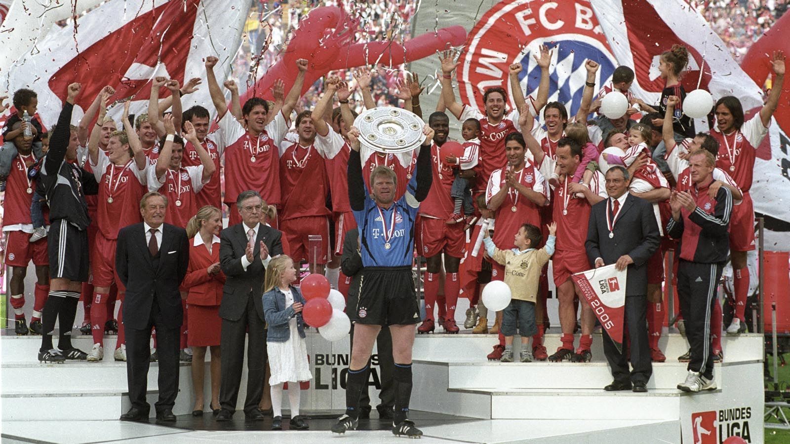 
                <strong>FC Bayern mal wieder Meister </strong><br>
                In der Bundesliga holt sich der FC Bayern mit Trainer Felix Magath die Meisterschaft. Im DFB-Pokal machen sie dann das Double perfekt. Torschützenkönig wird übrigens ein gewisser Marek Mintal vom 1. FC Nürnberg mit 24 Treffern. 
              